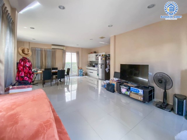 *****บ้านเดี่ยวมือสองย่านนนทบุรี ม.บางกอกบูเลอวาร์ด รามอินทรา3 บนเนื้อที่ 60.2 ตร.ว. ฟังก์ชัน 4 ห้องนอน 4 ห้องน้ำ 2 ที่จอดรถ บ้านสวยสภาพพร้อมอยู่ แถมฟรีเครื่องปรับอากาศ 8 เครื่อง บนทำเลเชื่อมต่อทุกการเดินทาง ใกล้รถไฟฟ้าสายสีชมพู "รามอินทรา" และทางด่วน "รามอินทรา"